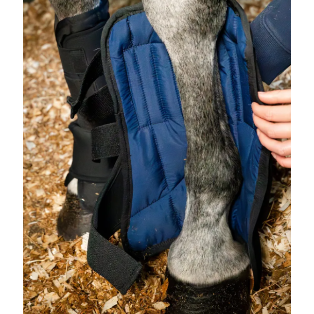 Bl� Horseware Stable Boot Ionic liner med polstret inderside vist p� hestens ben
