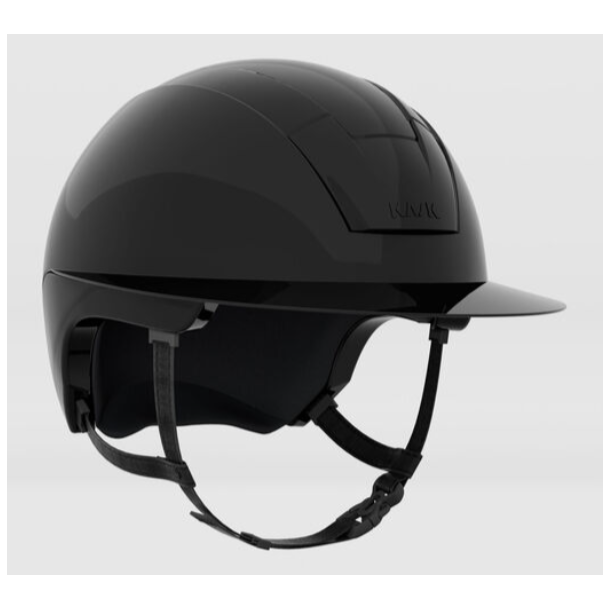 Sort KASK Kooki Lady ridehjelm med blank frontdetalje, skygge og hagerem set skr�t fra siden