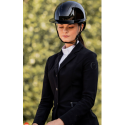 Kvindelig rytter med sort KASK Kooki Lady ridehjelm og m�rk st�vnejakke