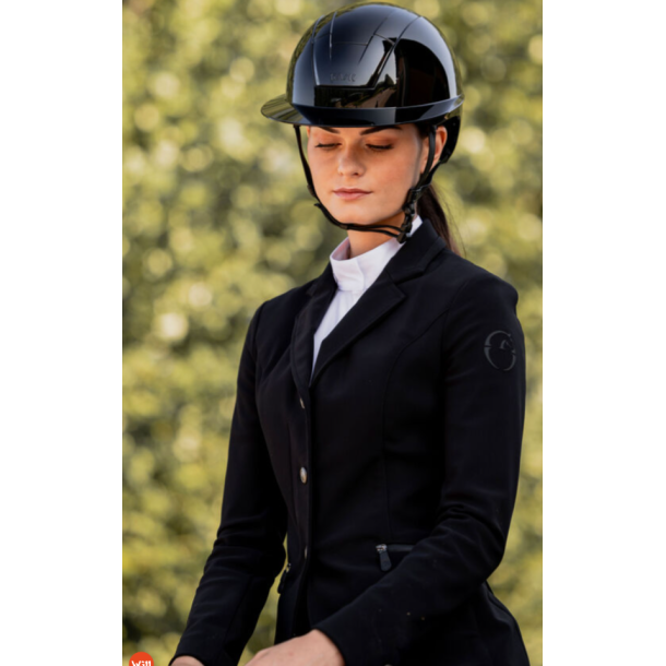 Kvindelig rytter med sort KASK Kooki Lady ridehjelm og m�rk st�vnejakke