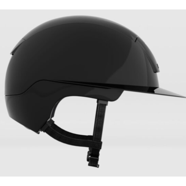 Sort KASK Kooki Lady ridehjelm med skygge og hagerem set fra siden