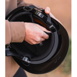 H�nd der viser den indvendige liner og polstring i en KASK Kooki ridehjelm