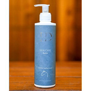 Laudrup & Dufour Skin Care Balm i bl� pumpeflaske til pleje af hestens hud