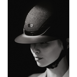 Kvindelig rytter med sort Pikeur ABUS AirLuxe Supreme GLAM mat ridehjelm med stor skygge