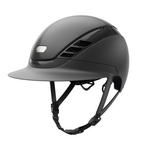 Sort Pikeur ABUS AirLuxe Pure Carbon Style ridehjelm med stor skygge og hagerem set skr�t fra siden