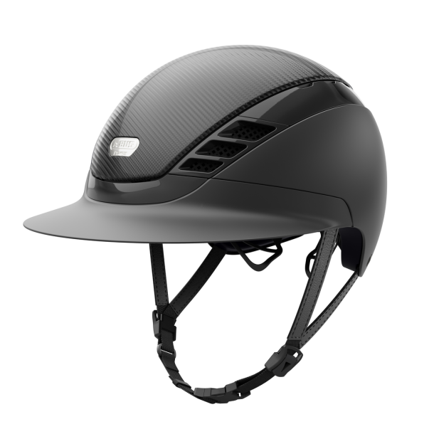Sort Pikeur ABUS AirLuxe Pure Carbon Style ridehjelm med stor skygge og hagerem set skr�t fra siden