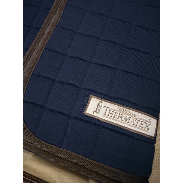 N�rbillede af marinebl�t Thermatex l�nded�kken med brun kant og logo