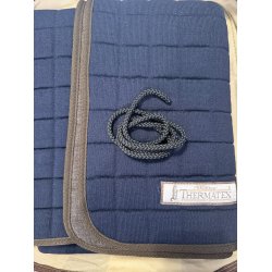 N�rbillede af marinebl�t Thermatex l�nded�kken med brun kant, strop og logo