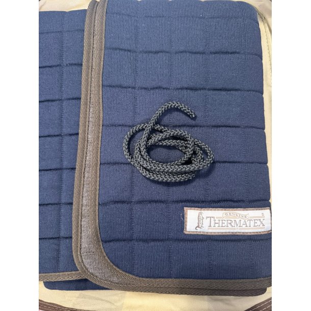 N�rbillede af marinebl�t Thermatex l�nded�kken med brun kant, strop og logo