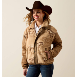 Kvinde if�rt beige Ariat Sherpa Blocked jakke med hestemotiv og westernhat