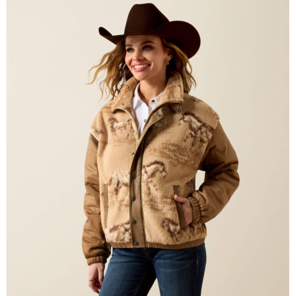 Kvinde if�rt beige Ariat Sherpa Blocked jakke med hestemotiv og westernhat