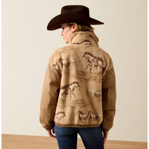 Kvinde if�rt beige Ariat Sherpa Blocked jakke med hestemotiv set bagfra