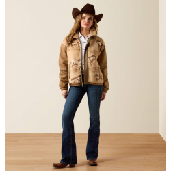 Kvinde if�rt beige Ariat Sherpa Blocked jakke med hestemotiv set forfra