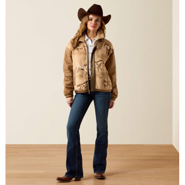 Kvinde if�rt beige Ariat Sherpa Blocked jakke med hestemotiv set forfra