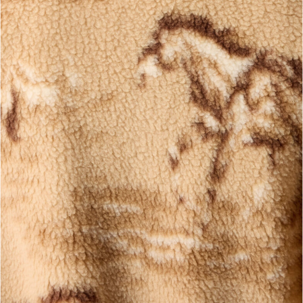 Detalje af fleece og hestemotiv p� Ariat Sherpa Blocked jakke