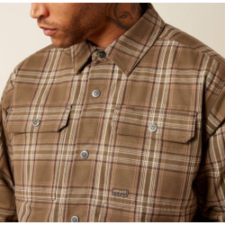 Detalje af brun foret flannelskjorte med brystlomme