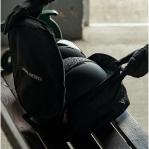 Sort hjelmtaske til ridehjelm fra Hansbo Sport