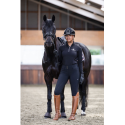 Kvinde ved sort hest if�rt navy Kingsland Kimi A-shape ridebukser