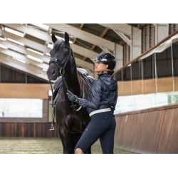 Kvinde if�rt navy Kingsland Kimi A-shape ridebukser ved hest i stalden