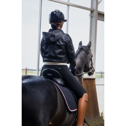 Kvinde til hest if�rt sorte Kingsland Kimi A-shape ridebukser med fuldgrip