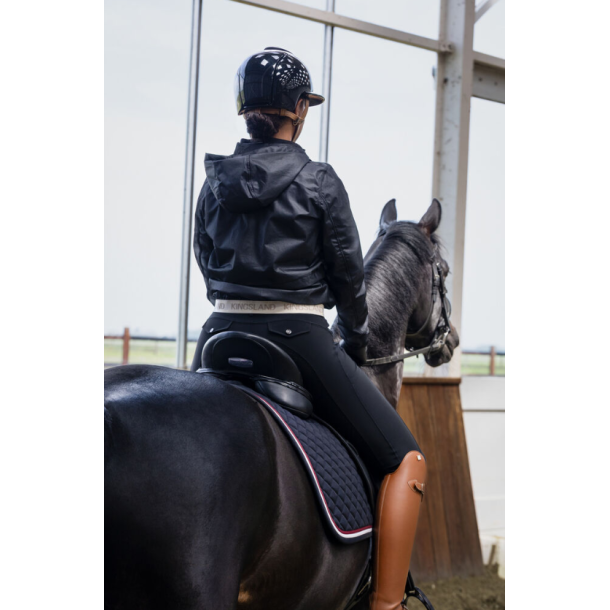 Kvinde til hest if�rt sorte Kingsland Kimi A-shape ridebukser med fuldgrip