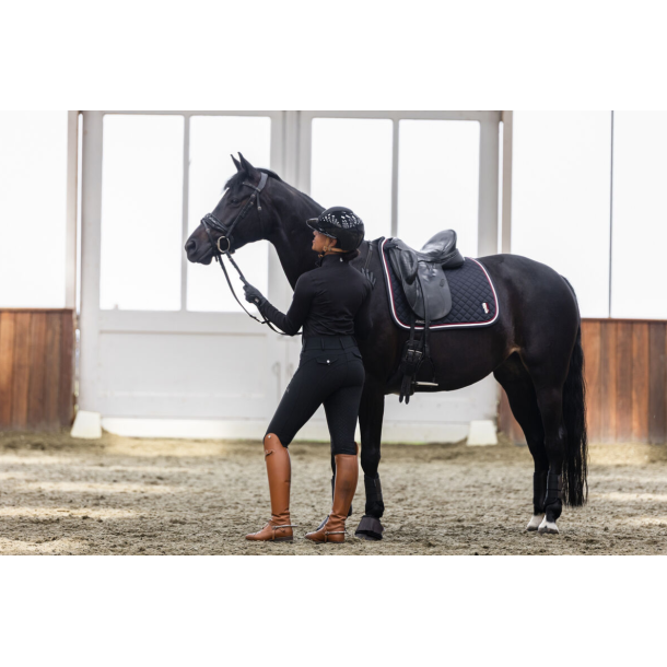 Kvinde med sort hest if�rt sorte Kingsland Kimi A-shape ridebukser i ridehal