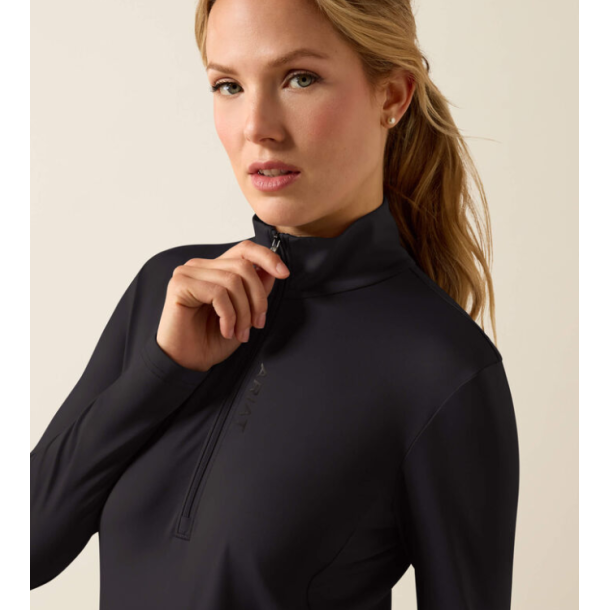 Detalje af sort Ariat LunaVeil ridebluse med lynl�s