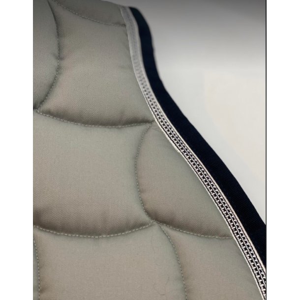 Anna Scarpati Quadro 23 sadelunderlag spring SS22