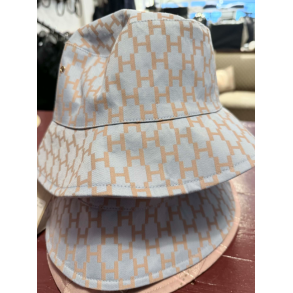 H�st Gio b�llehat