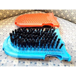 Striglehandske med B�rste og kort Gummit�nder    